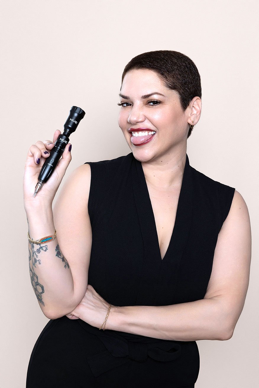 Smiling scalp micropigmentation and paramedical tattoo artist holding a professional tattoo machine, showcasing expertise in hair restoration and scar camouflage.